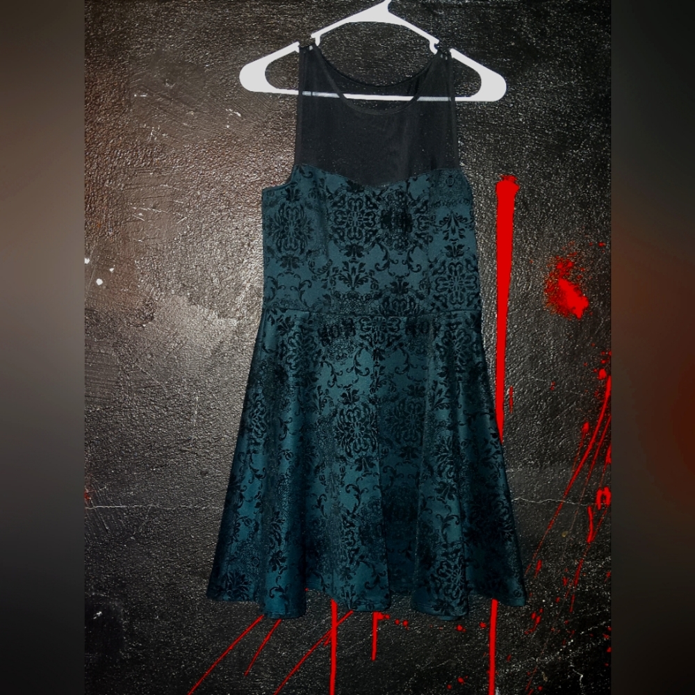 Size large green and black dress with a beautiful design